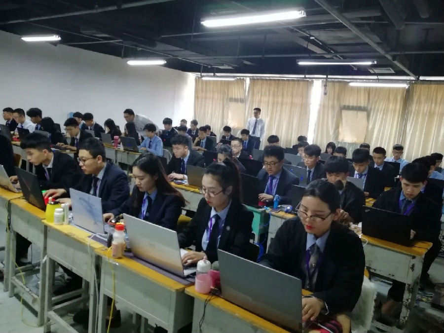 八維學校沉浸式學習之旅帶你走上職業發展快車道