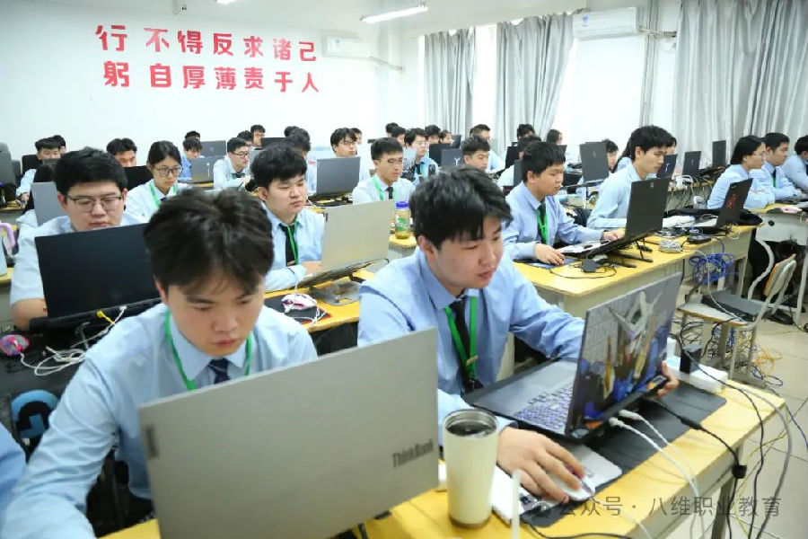 八維職業(yè)學校人工智能專業(yè)2025第三波就業(yè)喜報